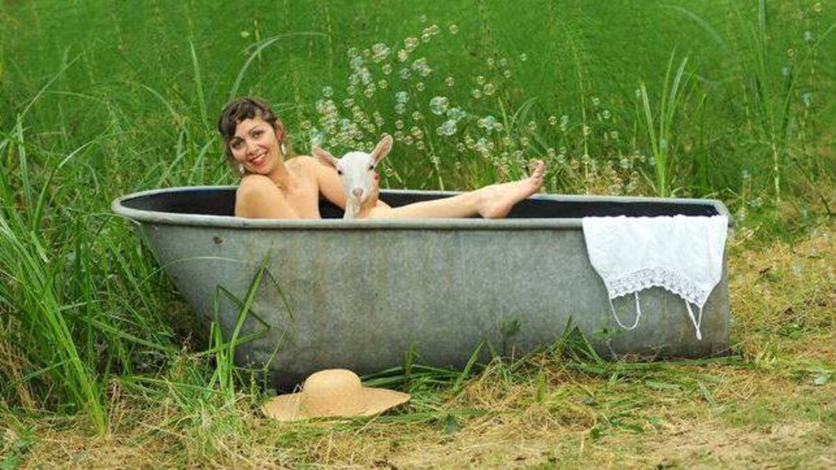 VIDEO Le Calendrier Coquin De Quinze Agricultrices Contre Le Cancer Du Sein Le Parisien